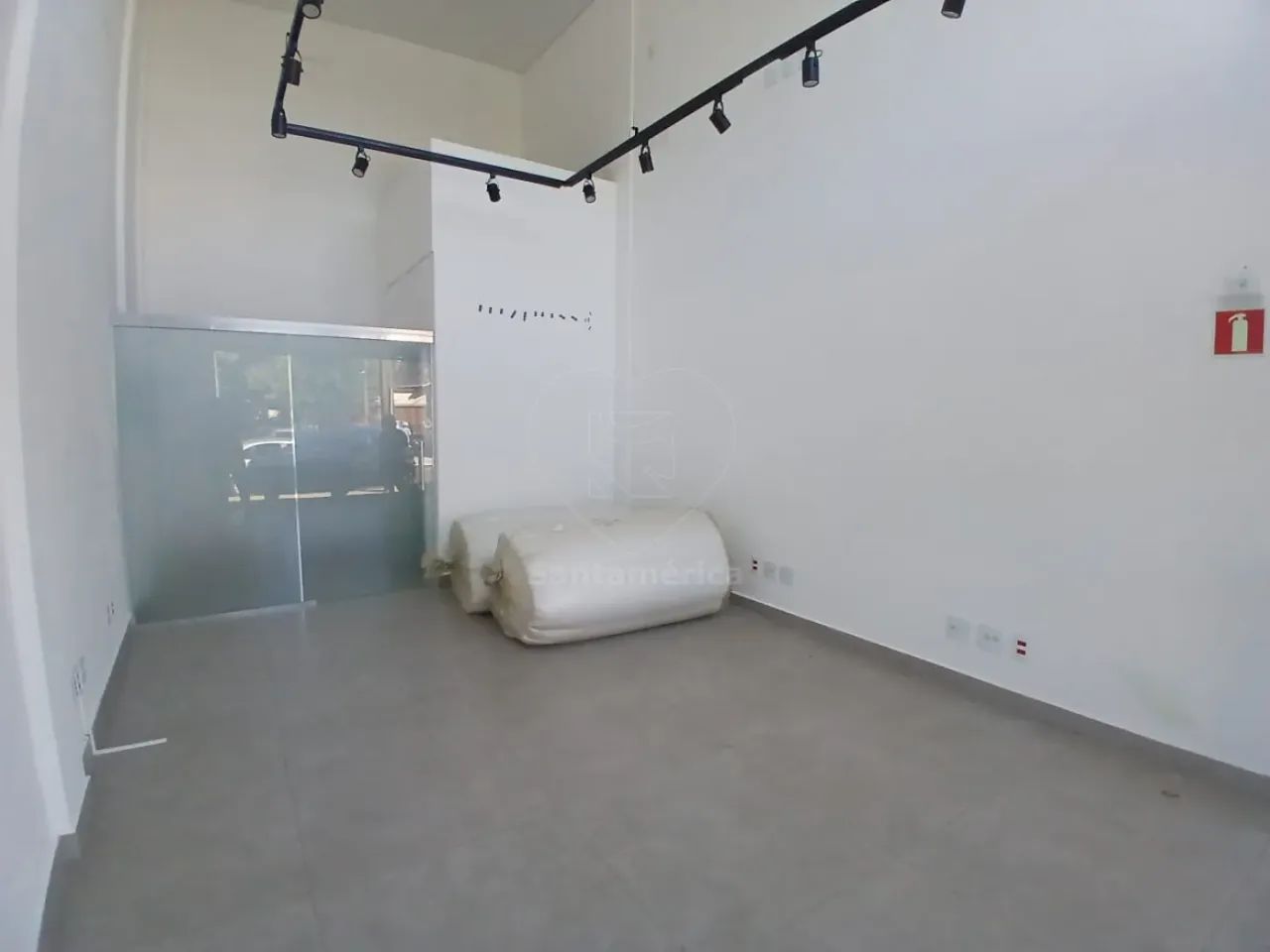 Sala comercial para alugar no Centro de Londrina, Próximo da Rua Paranaguá - Foto 4