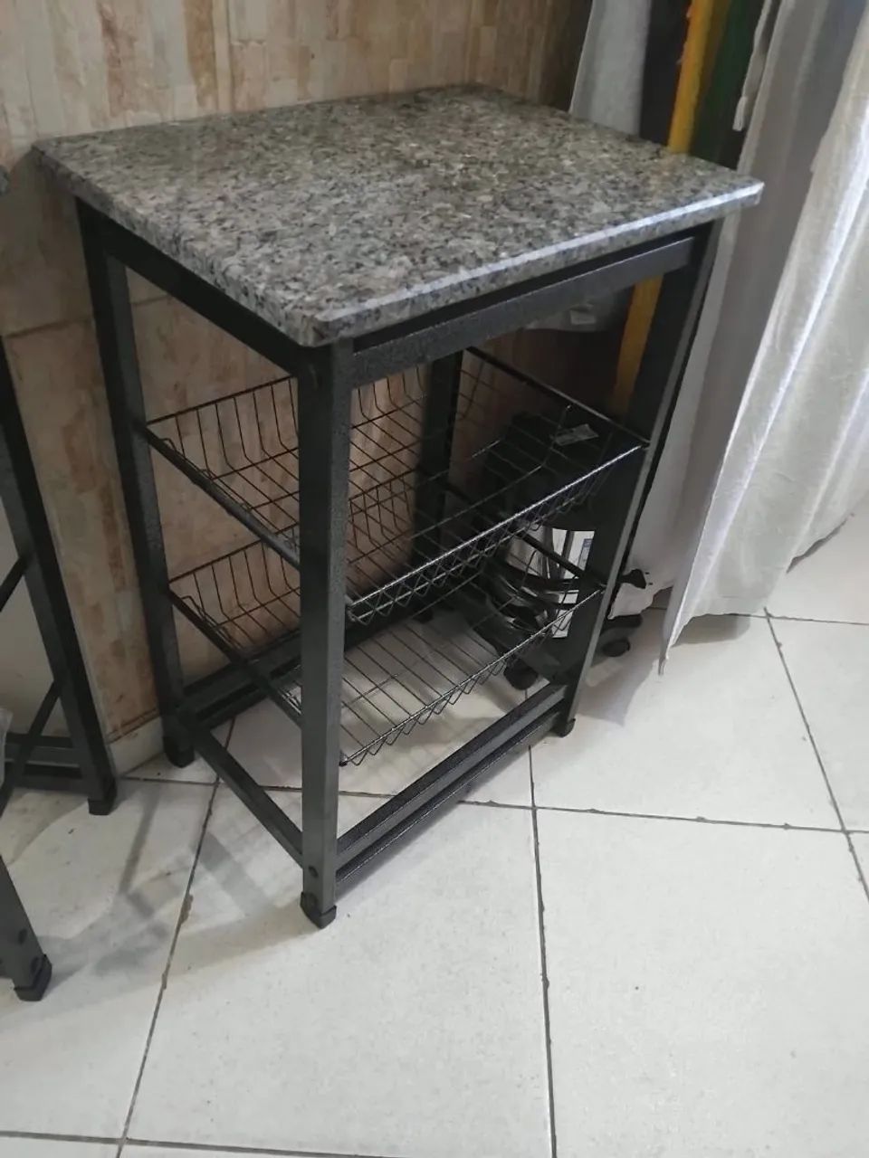Fruteira com tampo de granito