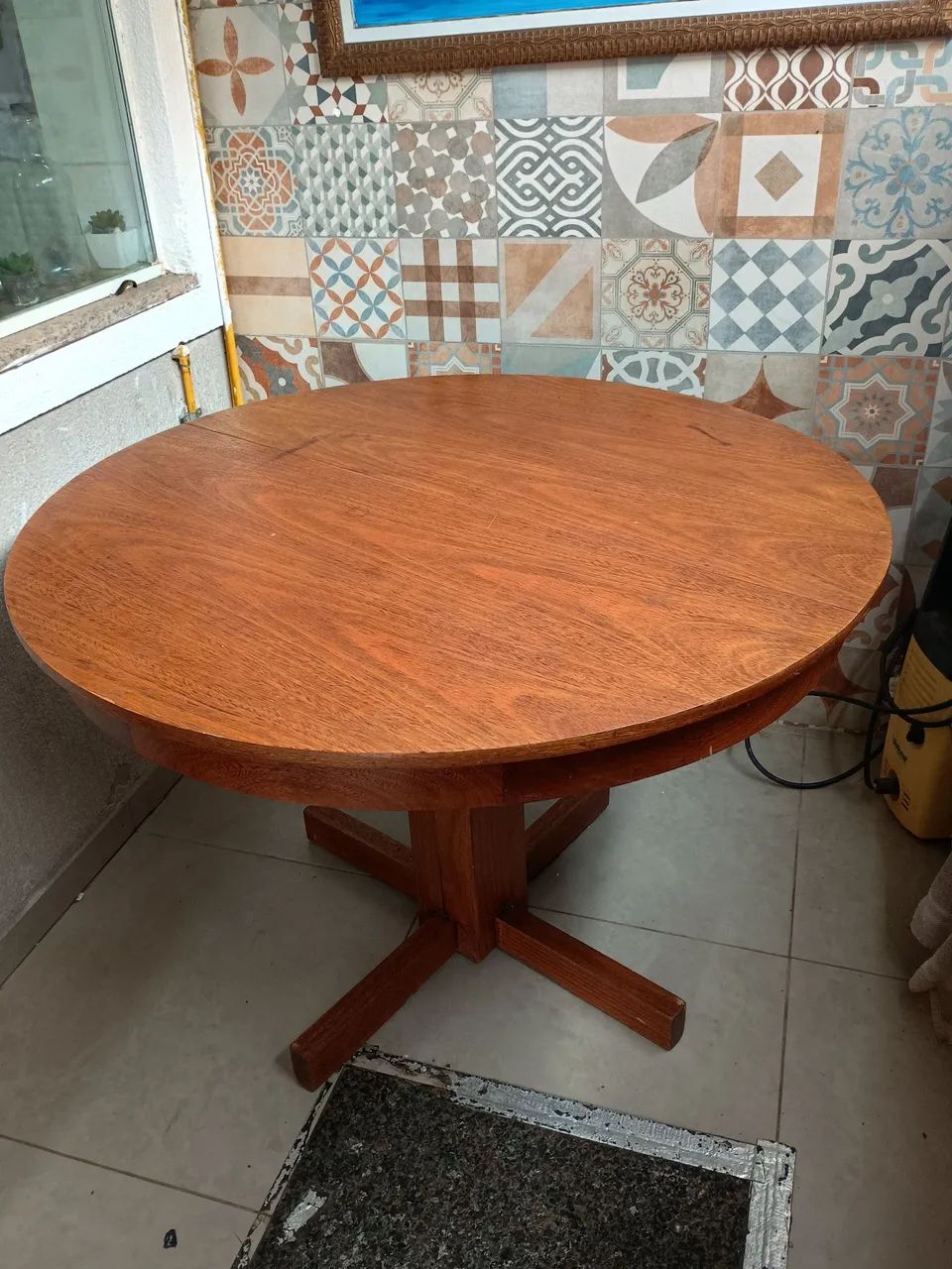 Vendo mesa retrátil c/ 4 cadeiras  - Foto 2