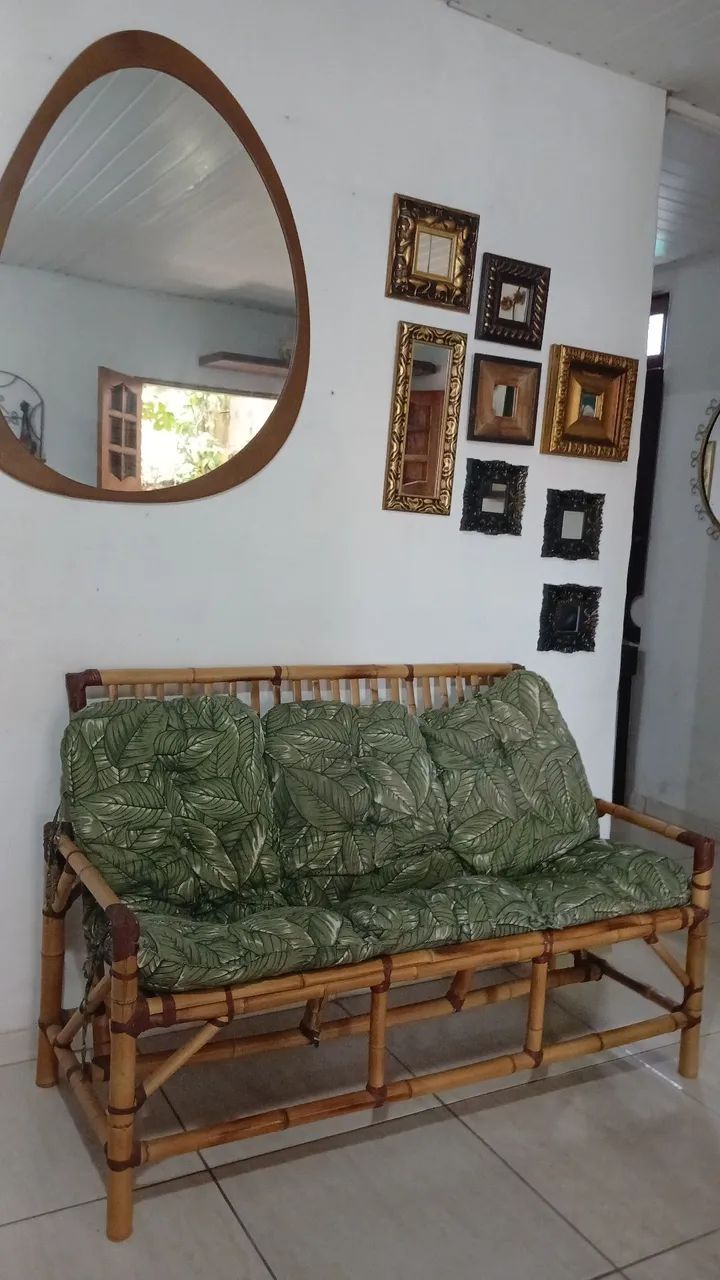 Um sofá de bambu de 3 lugares 