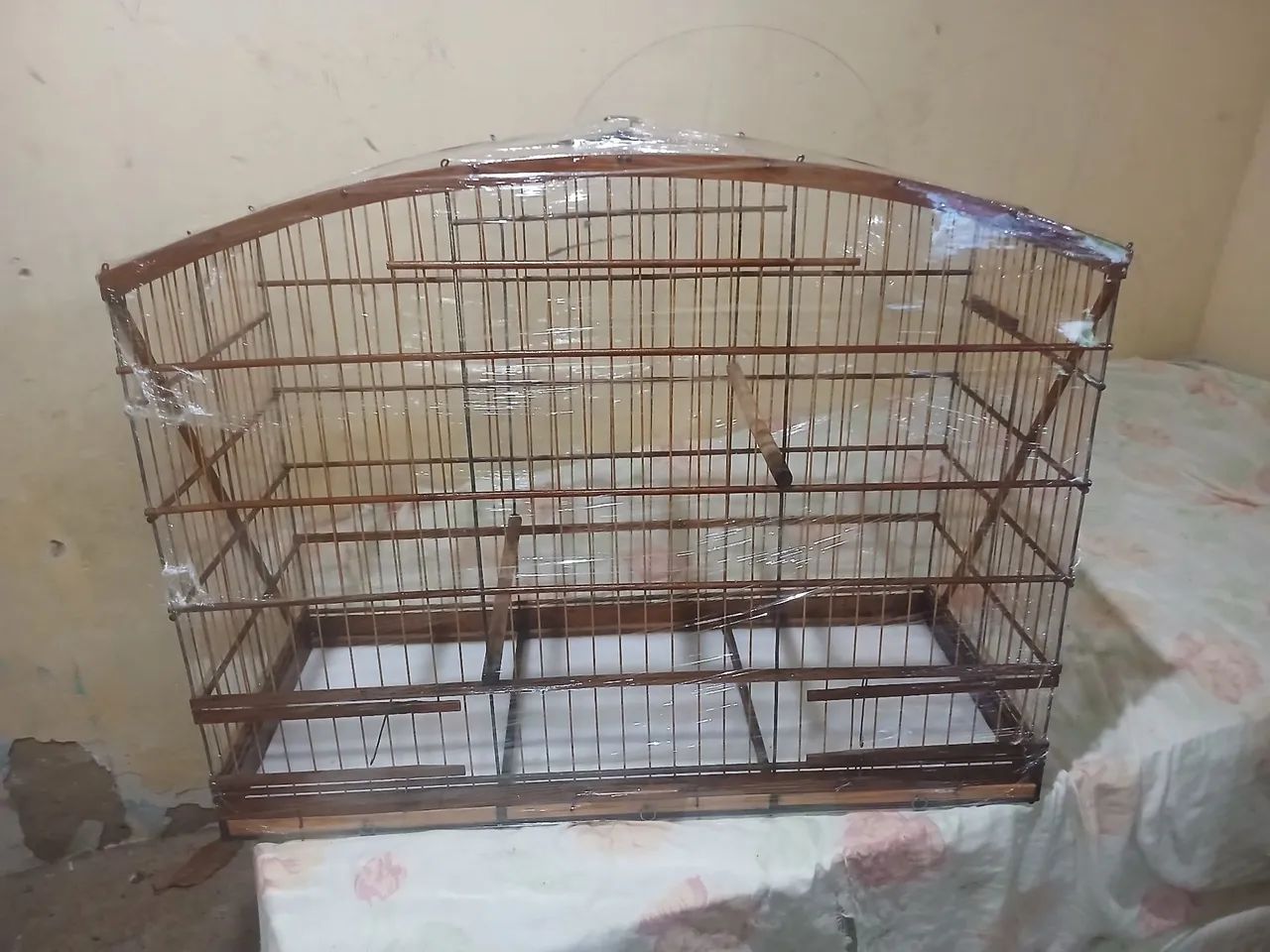 Gaiola  uma arajedo e  outra pra papa capimtodas dois  esta no plástico ainda  é nova 