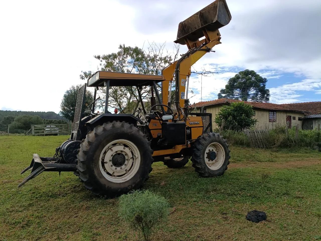 Trator Valtra 785