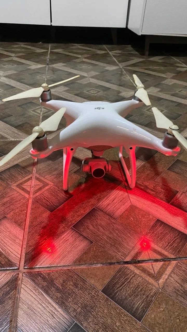 Vendo ou troco Drone DJI Phantom 4 Pro V2.0 cor branca: - Câmera 4K a 60fps