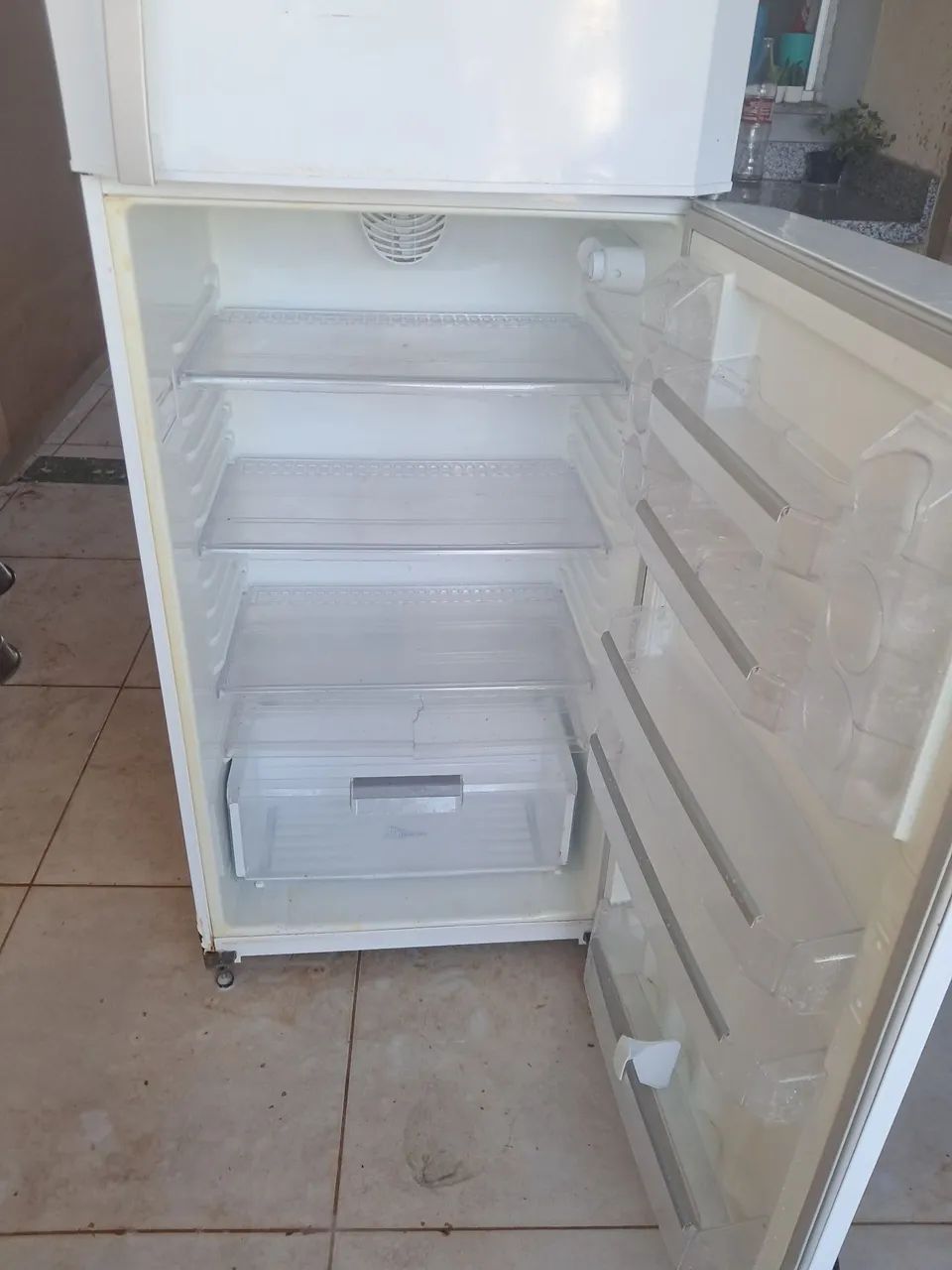 Vende-se geladeira com defeito simples  - Foto 3