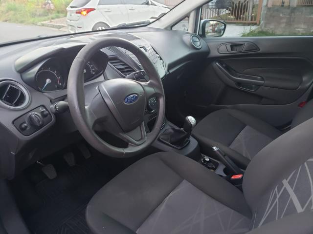 Carro de garagem km baixa,todas revisões na concessionária! - Foto 5