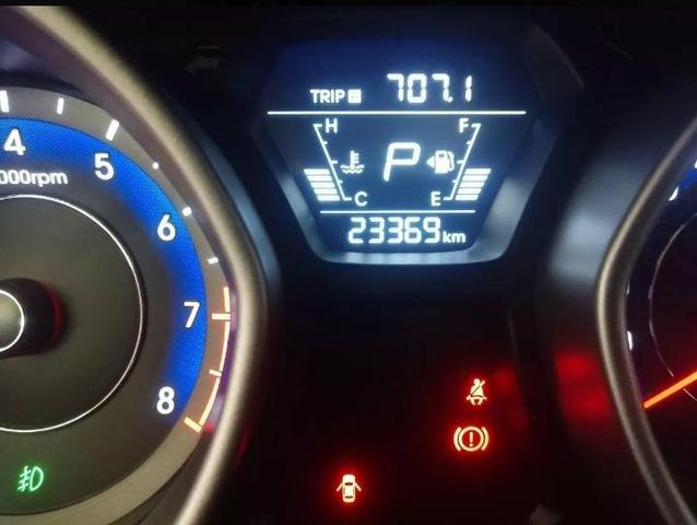 Hyundai Elantra 2.0 - Foto 5