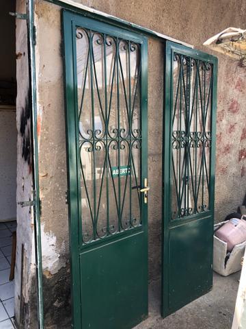 Vende-se conjunto de portas de ferro com detalhes em vidro