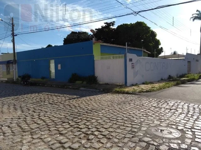 Prédio comercial na Doze Anos