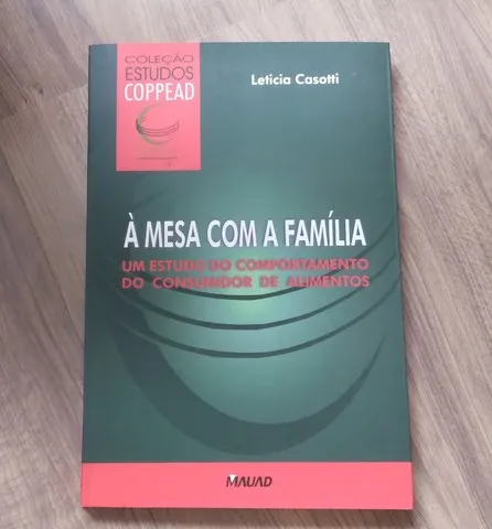 À mesa com a família livro