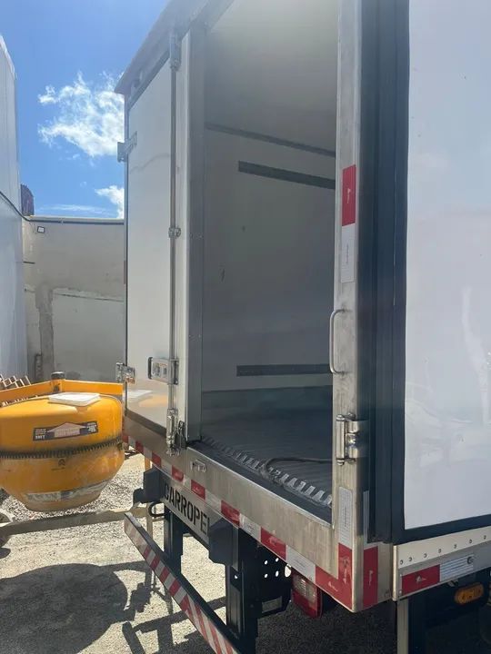 Caminhão Baú - Carropel Refrigerado - Foto 2