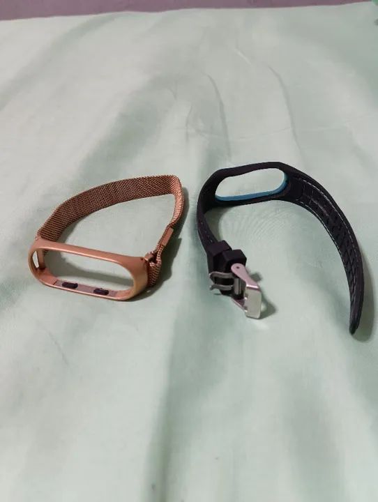 Vendo duas  Pulseira miband 4 semi novo
