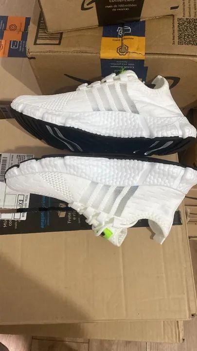 Tênis De Corrida Masculinos e femeninos na cor azul, braço e preto 