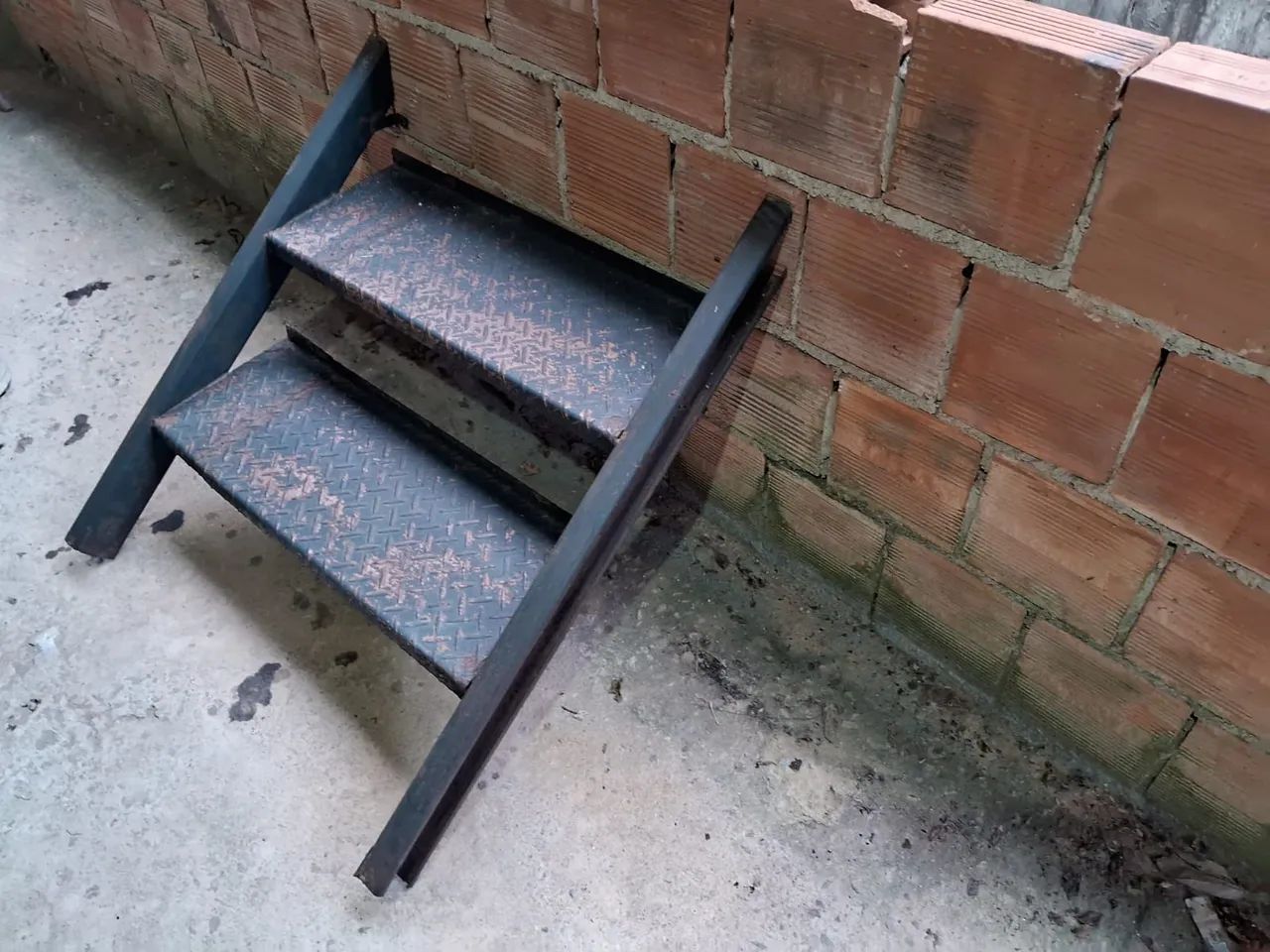 Escada ferro degrau porta janela 