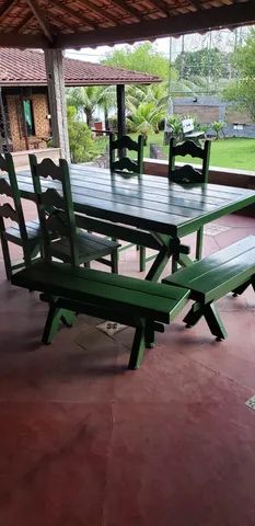 Conjunto de mesa, cadeiras e bancos 