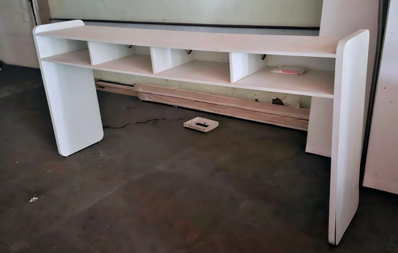 Balcão comercial de atendimento medindo 2,50 metros X 0,50 X 1,10