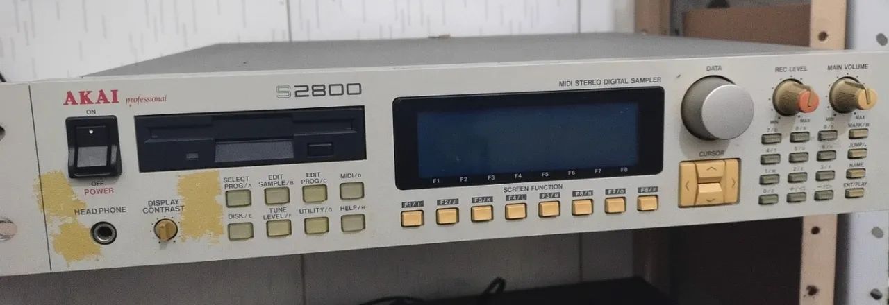 AKAI S2800 sampler profissional