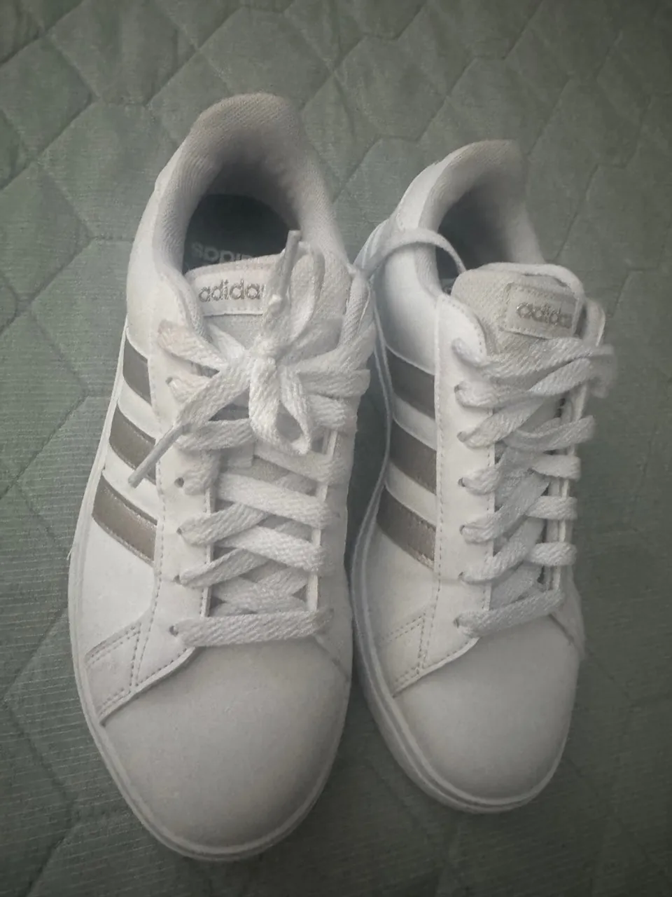 Adidas Grand Court - Branco com detalhes