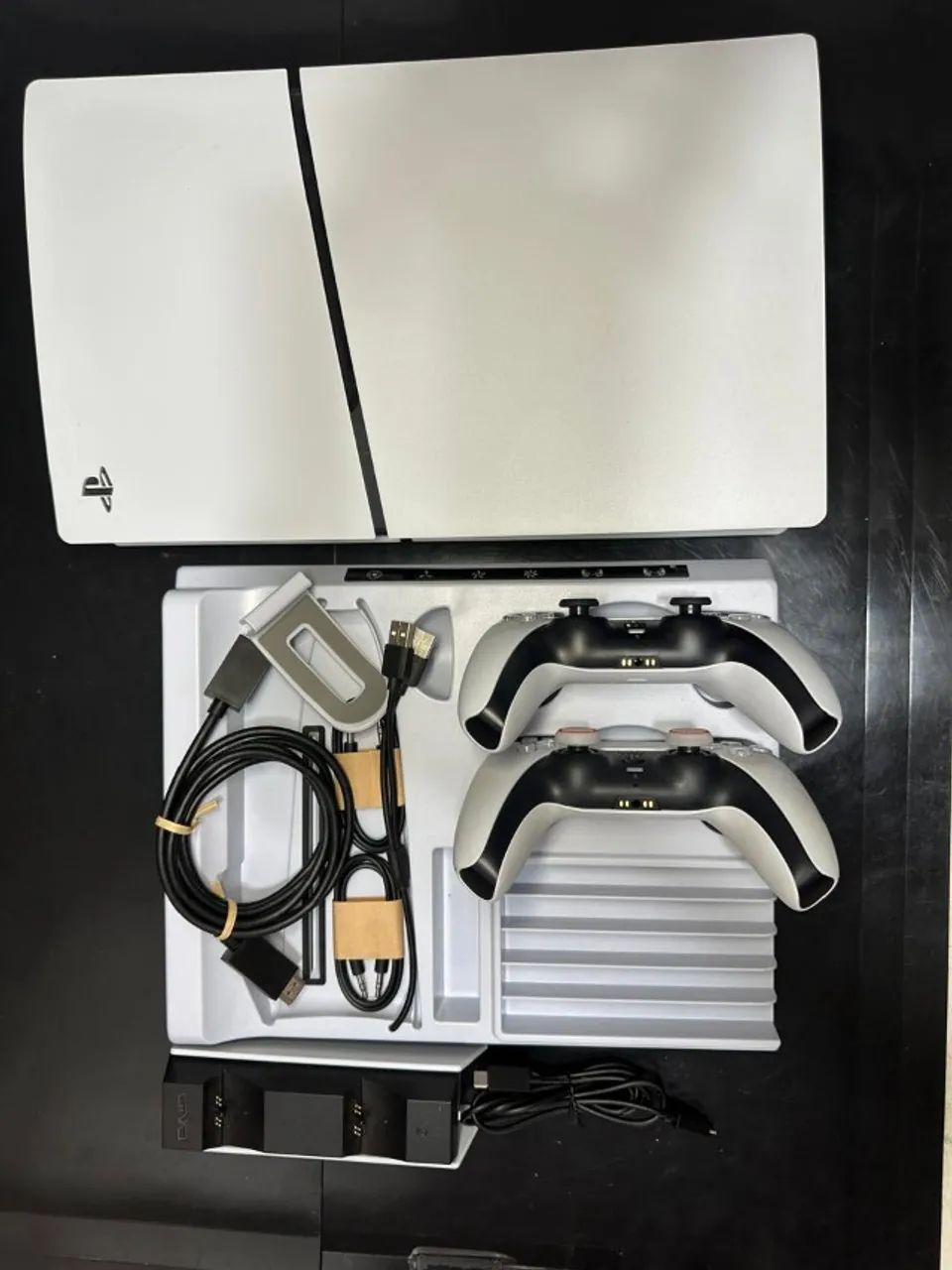 Console PlayStation®5 + Marvel's Spider-Man 2+extra controle e Base de recarregamento - Foto 2