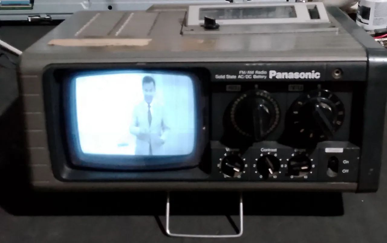 TV portátil Panasonic retrô
