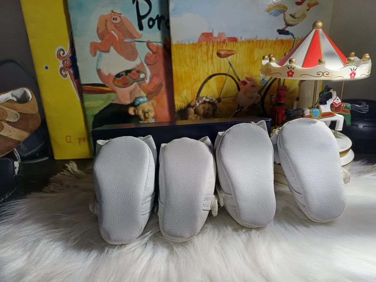 2 sapatinhos de bebê branco c/ pedraria menina gêmeas,  tam.1, seminovos.  - Foto 4