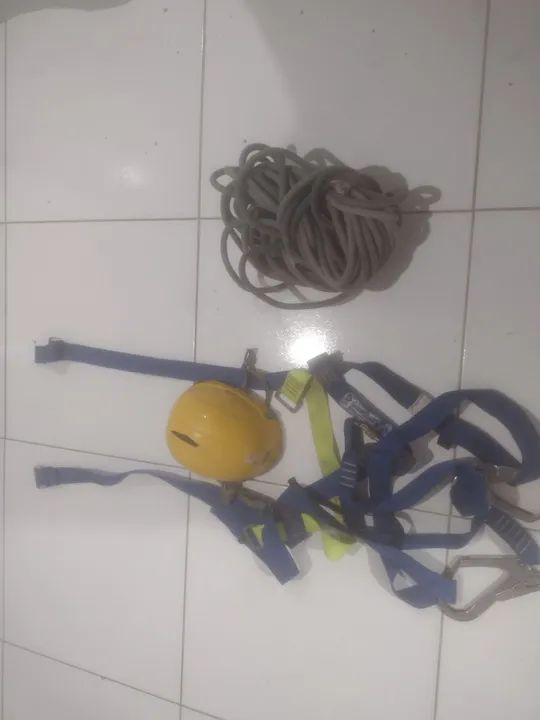 Cinto de proteção de altura novo capacete óculos e corda grande por 100 reais  - Foto 2