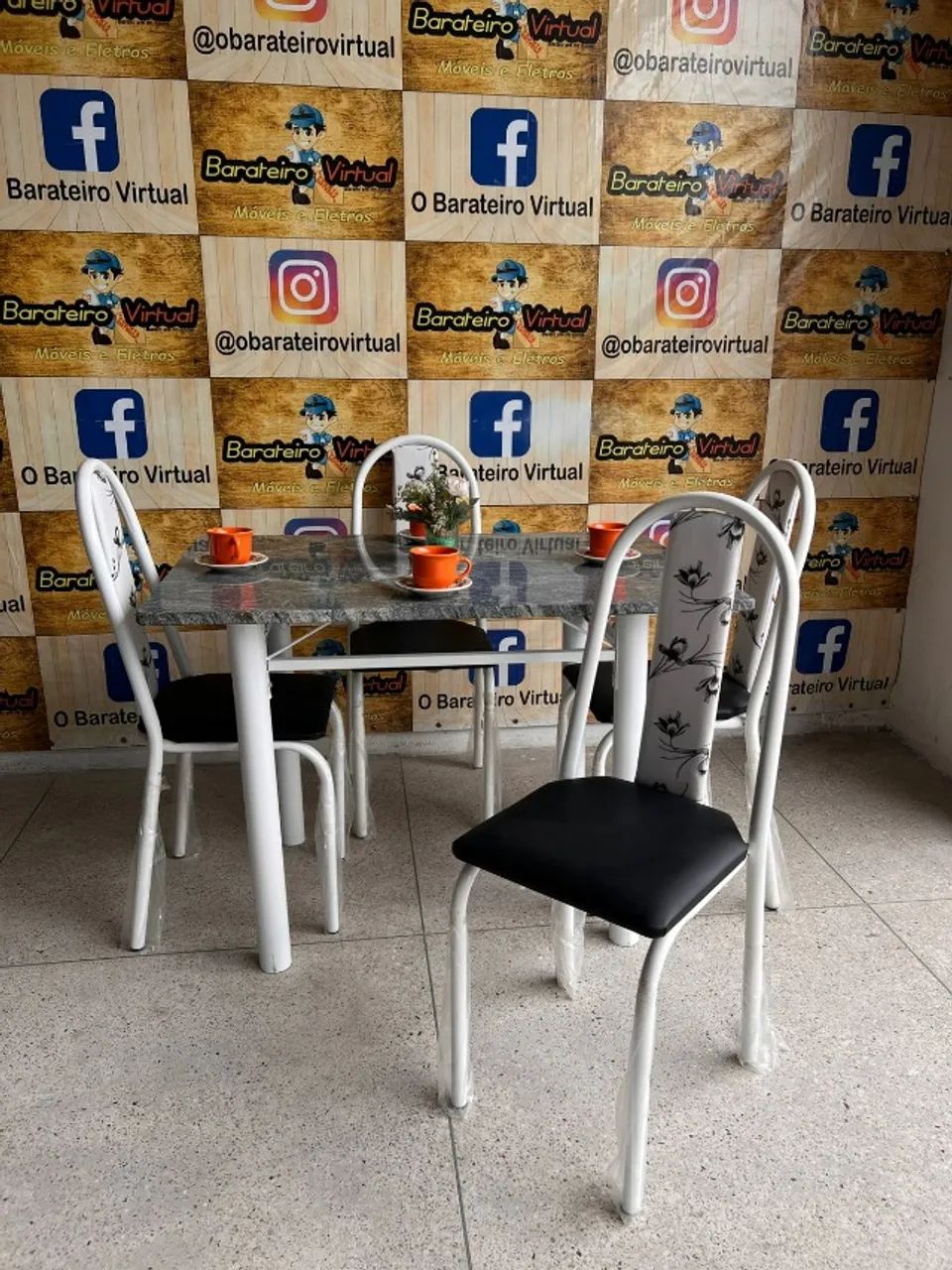Conjunto de mesa com tampo em granito e 4 cadeiras com assento estofado e design moderno.  - Foto 2
