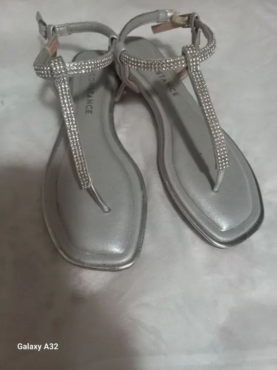 Sandálias Douradas com Strass - Foto 2