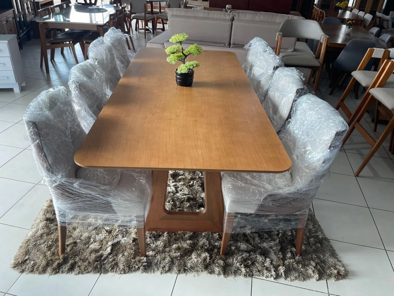 Mesa de jantar com 8 cadeiras 2.40 mt madeira - Foto 2