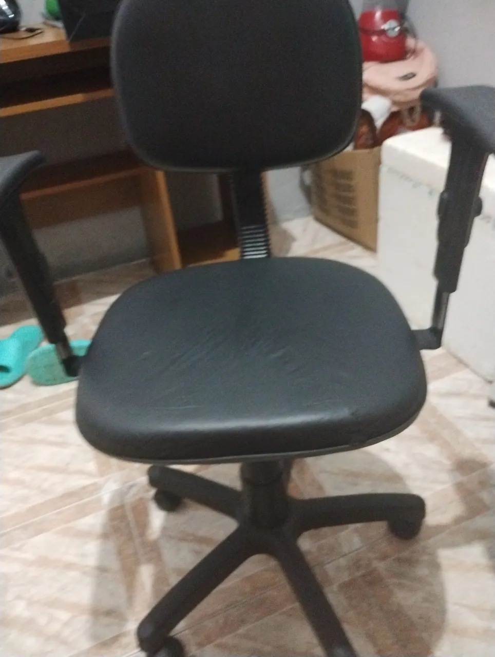 Cadeira de Escritório Giratória Preta ergométrica, regula altura e braços.