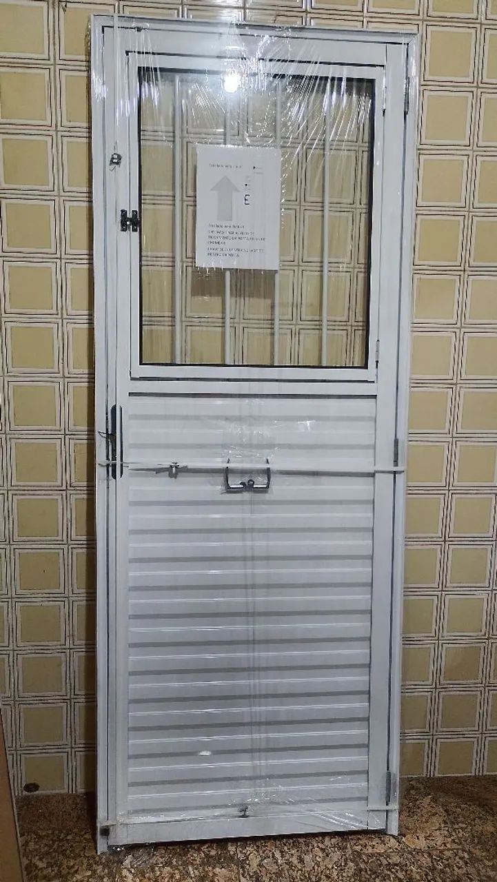 Imperdível - Porta alumínio branco 70cm ou 80cm com janelinha e grade - Foto 4