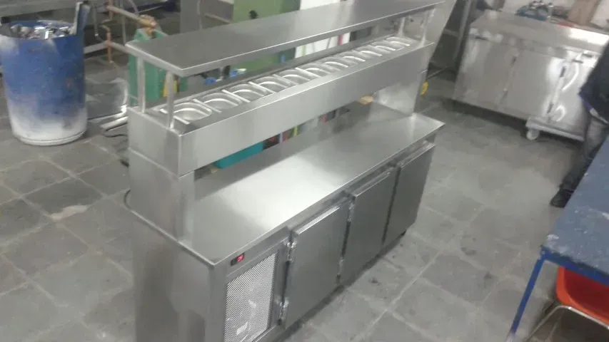 Condimentadora com pista elevada, com tampo liso e balcão refrigerado,