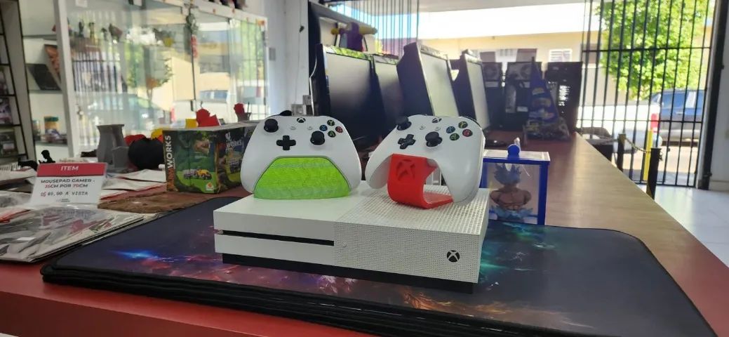 One S 500gb com 2 controles
