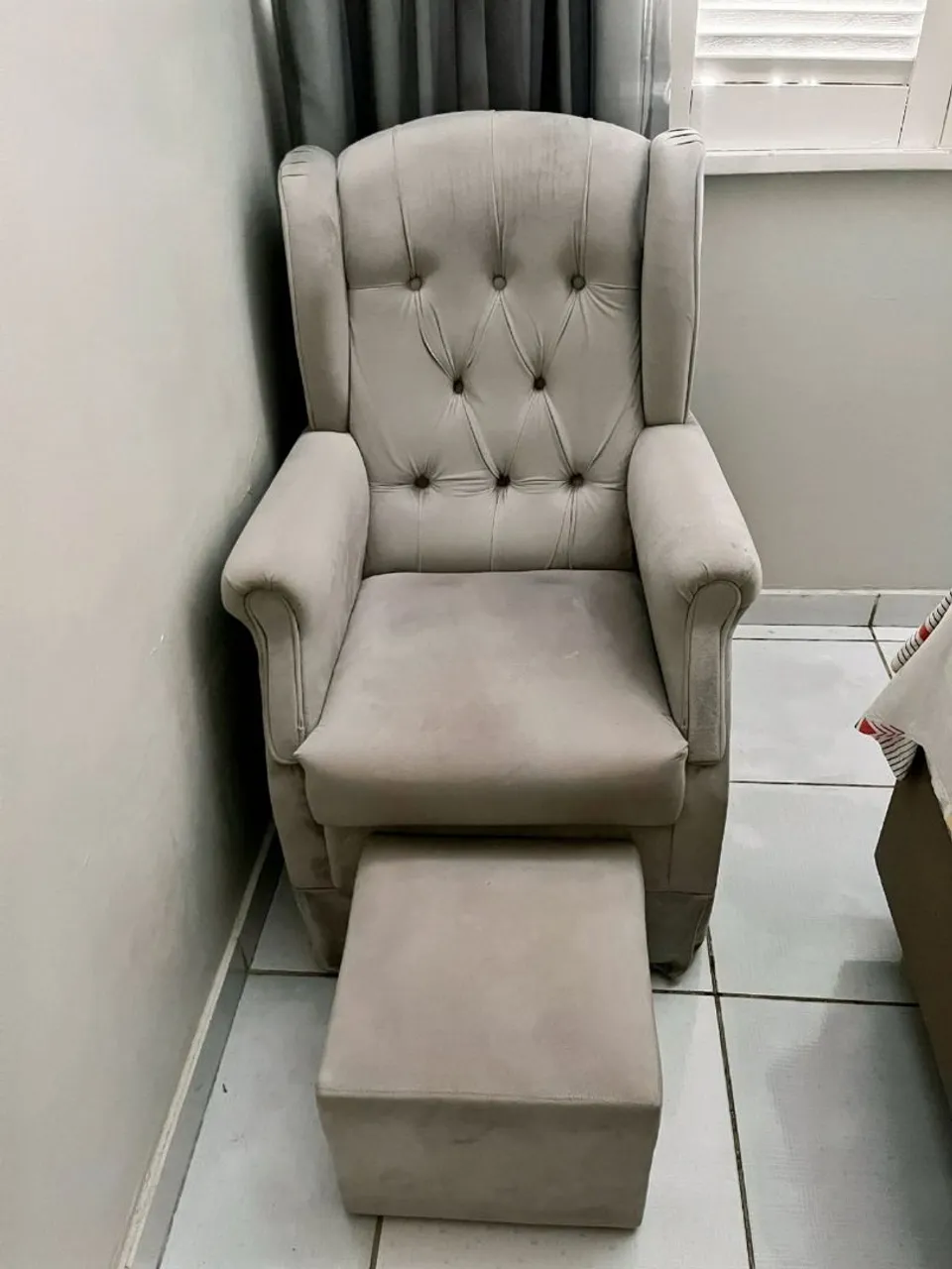 Poltrona com puff cinza claro em perfeito estado