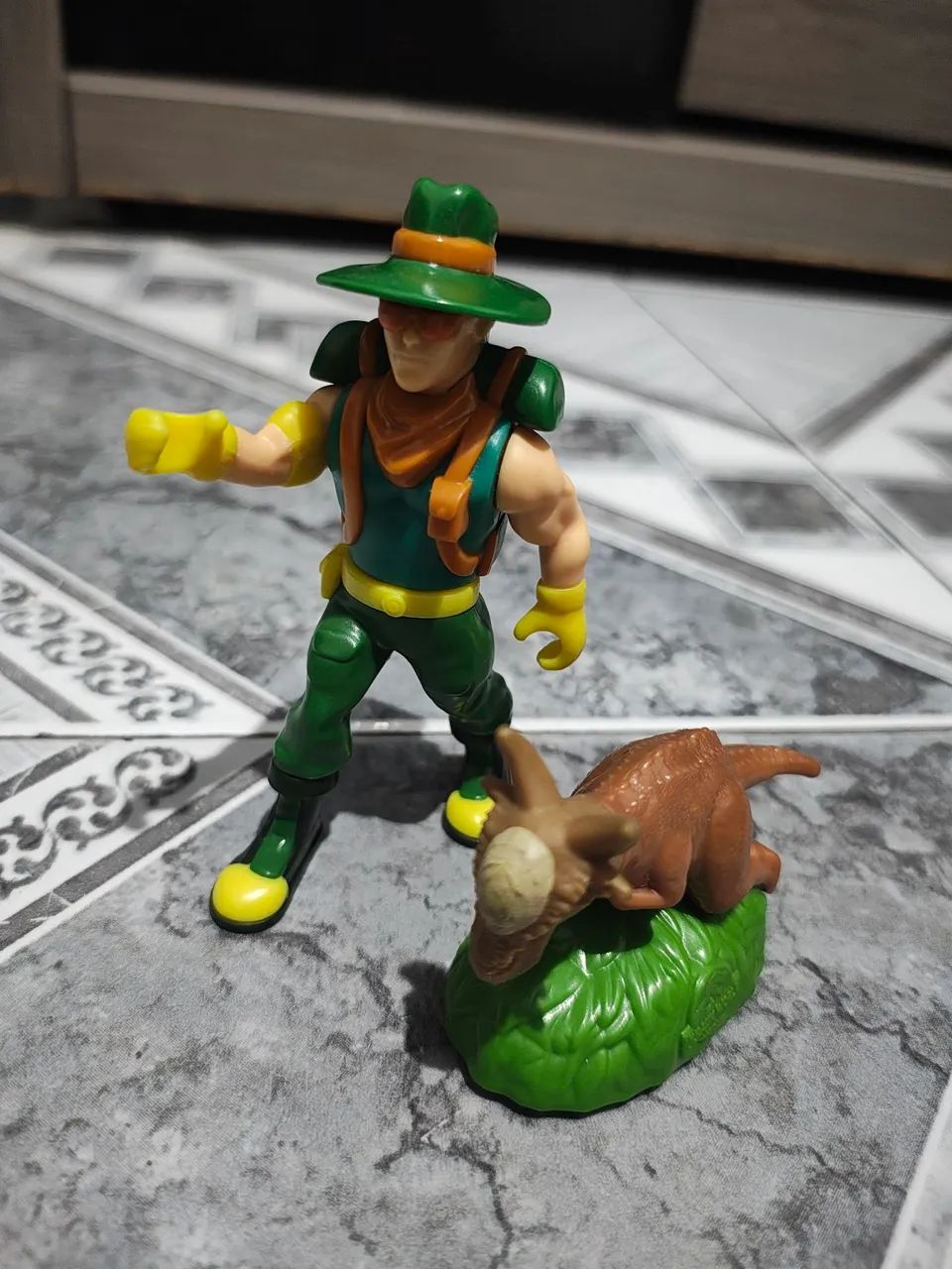 Boneco Jurassic park e explorador