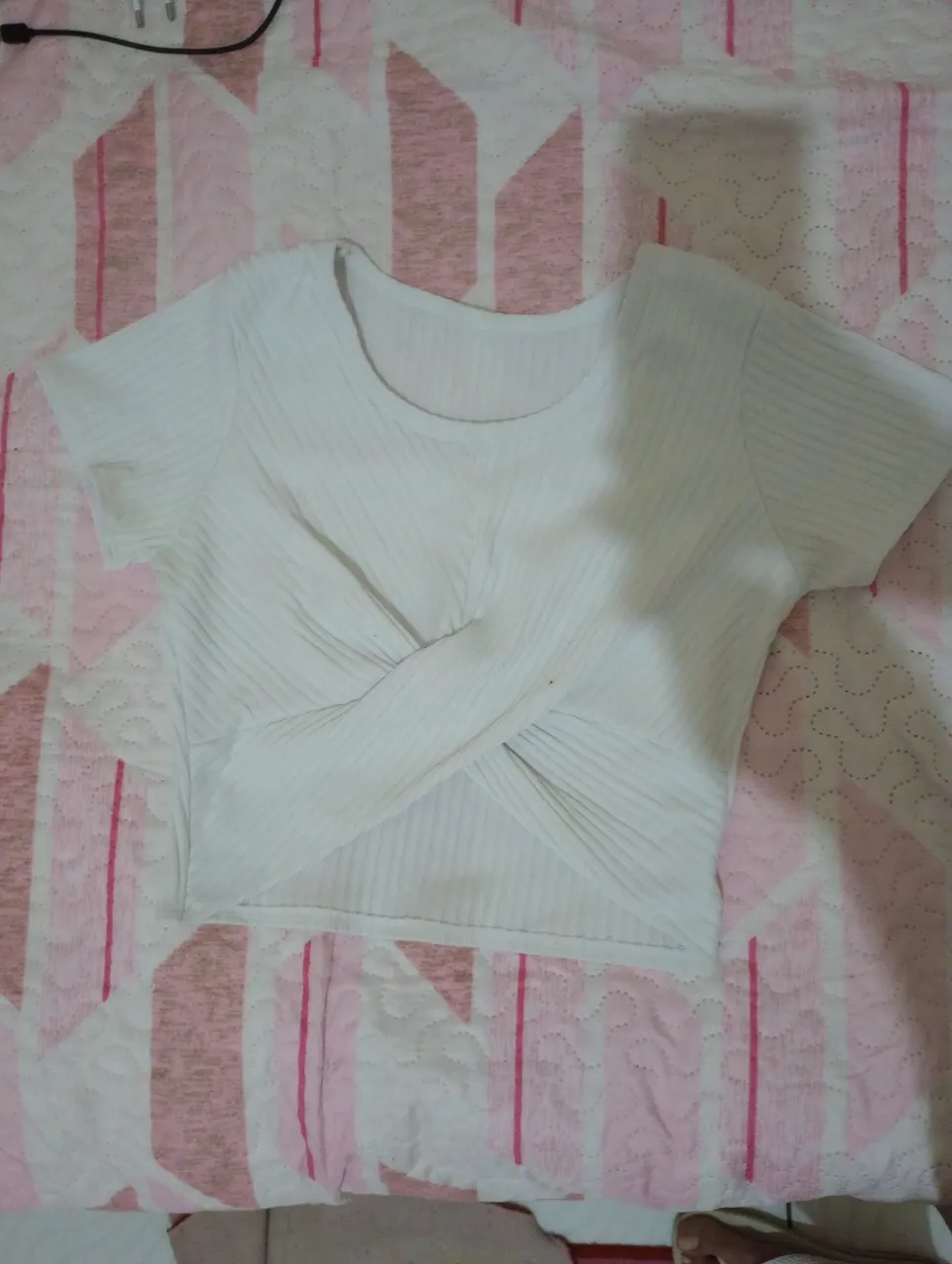 Cropped branco com detalhes