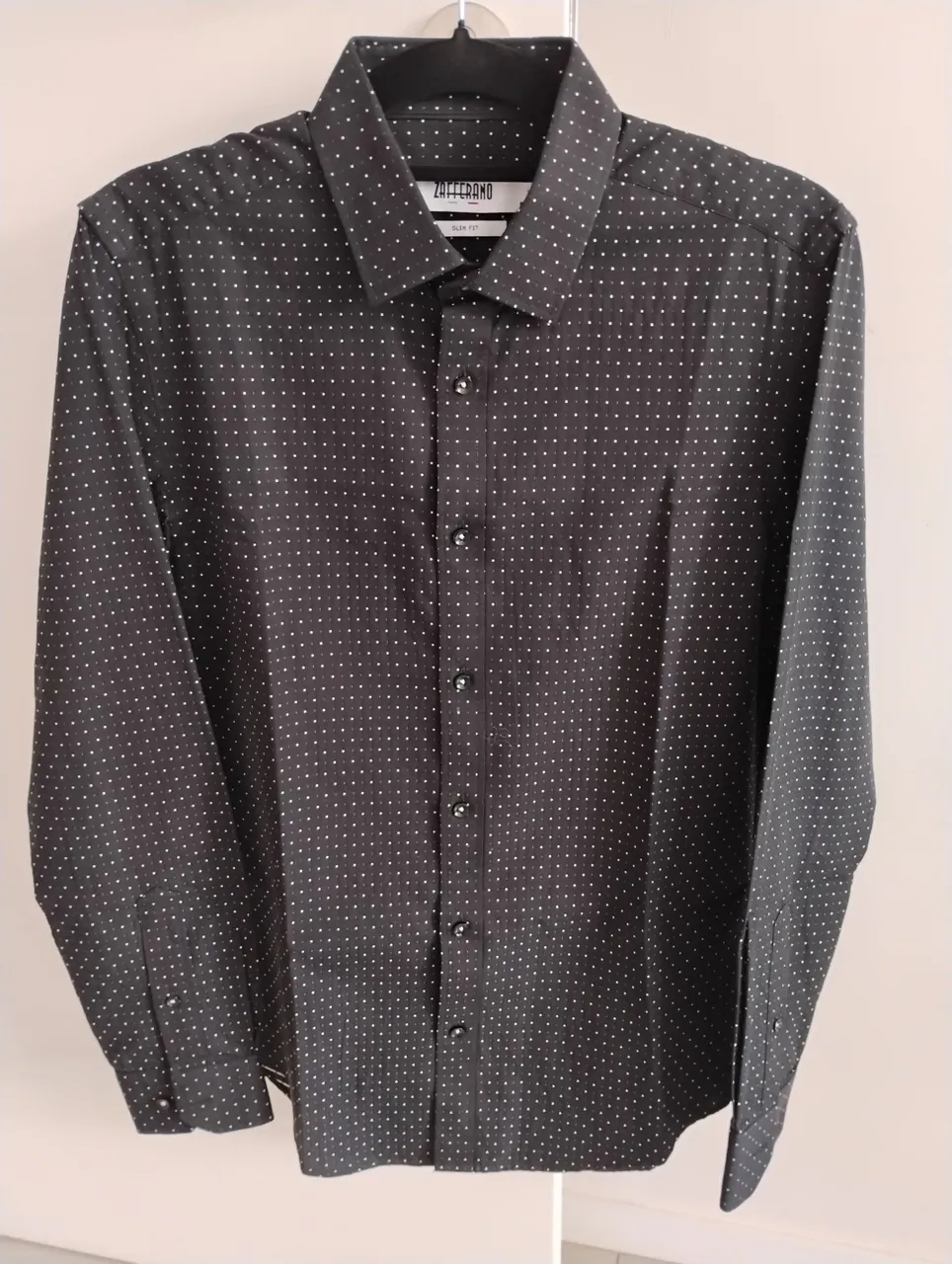 Camisa social preta com bolinhas
