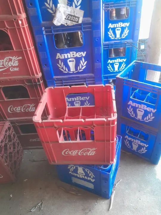 Caixas de bebidas Coca-Cola e AmBev