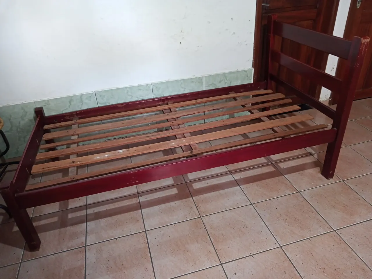 Cama de madeira solteiro