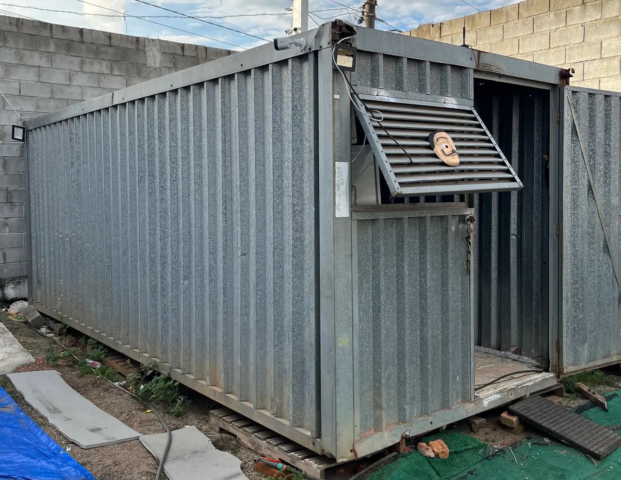  Contêiner Moradia ou Canteiro de Obras  com porta e janelas!!! Tamanho 6,00x2,25x2,30 - Foto 2