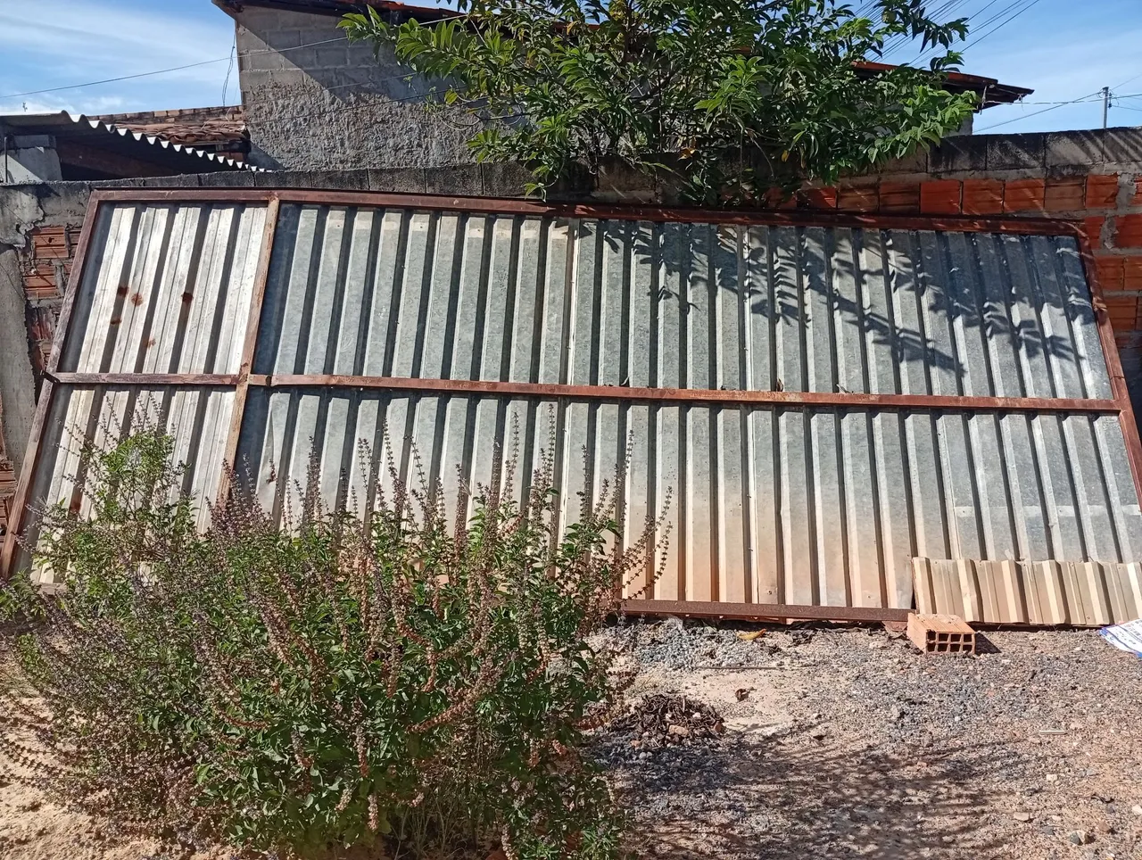 Portão de Zinco com estrutura em ferro