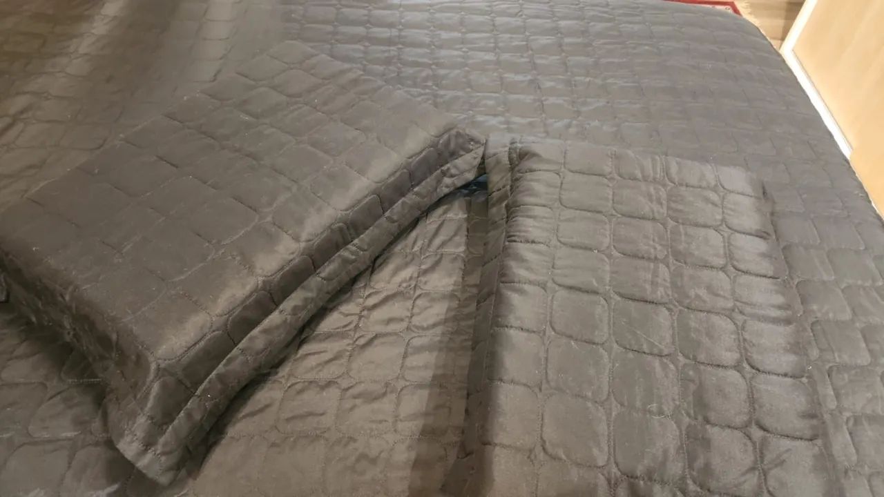 Sofisticado NOVÍSSIMO Cobre Leito - Colcha Cama Queen preta   - Foto 3