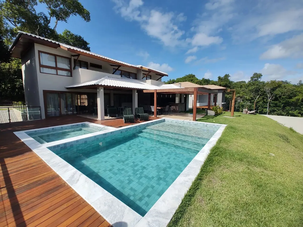 PRAIA DO FORTE - COND. ILHA DOS PÁSSAROS - CASA TRIPLEX COM 4 SUÍTES, 9 VAGAS, LOTE 800M²