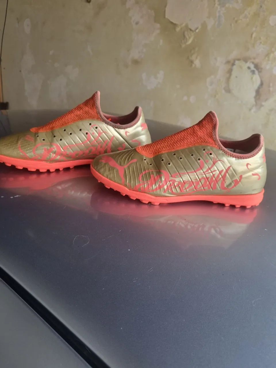 Tênis Esportivo Puma Dourado com Detalhes em Vermelho
