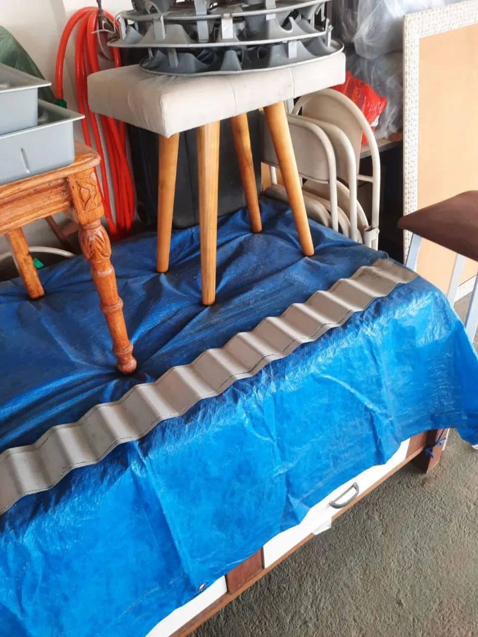 Banqueta estofada pé palito em madeira maciça 