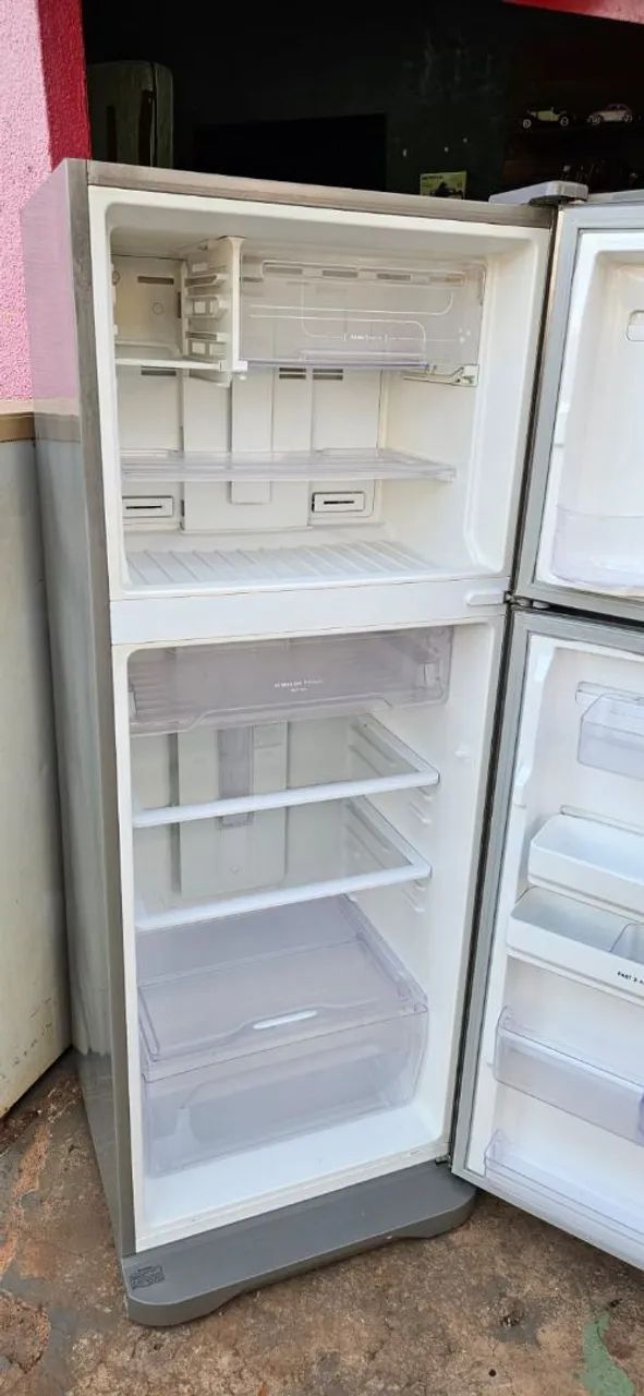 geladeira Electrolux inox TF51X 433l frost free gelando perfeitamente usada marcas de uso - Foto 3