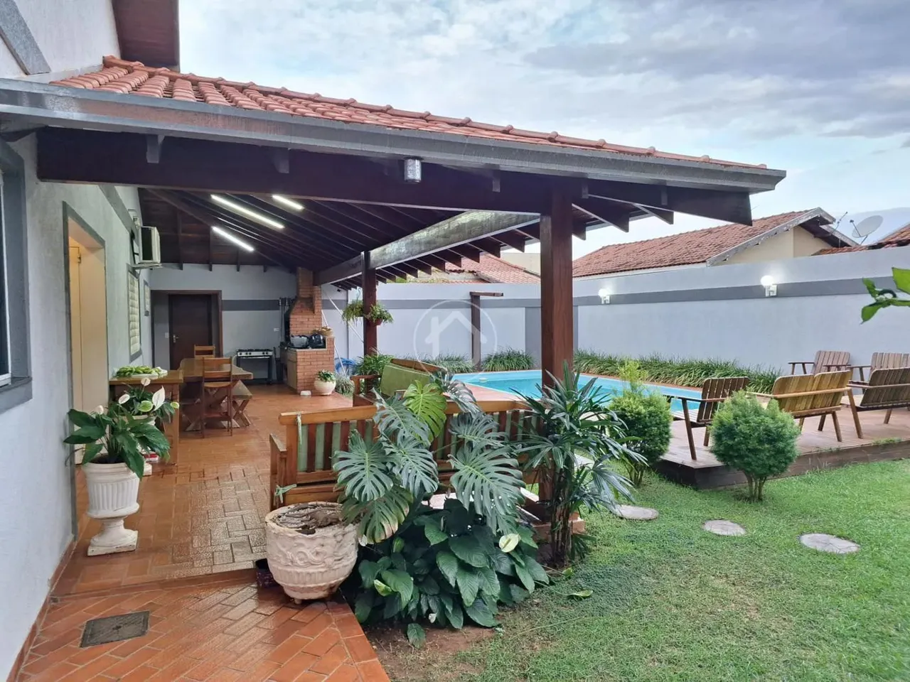 CASA NO TIRADENTES RICA EM PLANEJADOS E PISCINA