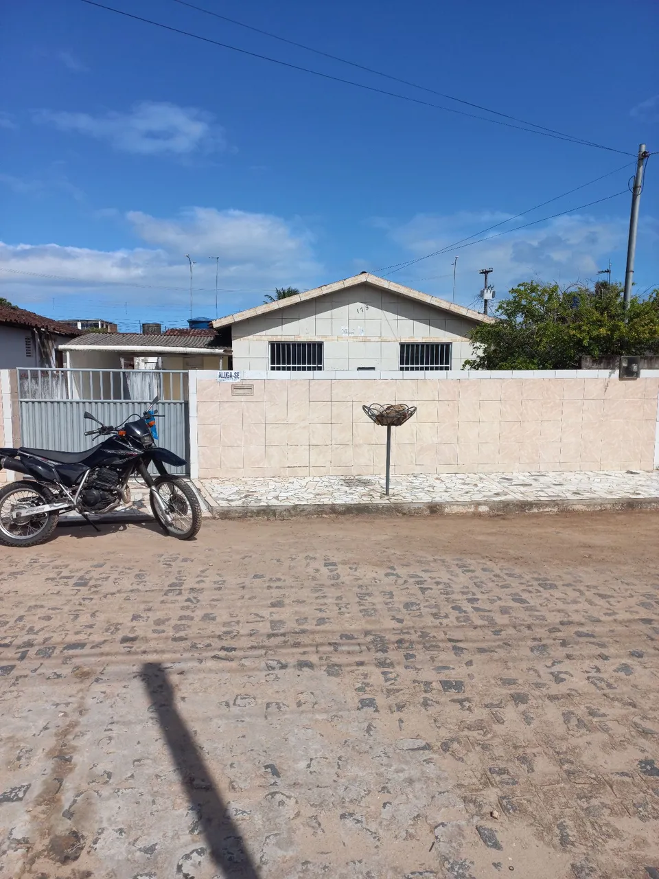 Alugo duas casas no Heitel Santiago . Elas estão no mesmo terreno mas não são conjugadas.