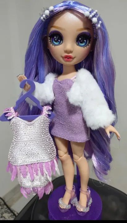 Boneca Rainbow High Violet completa.