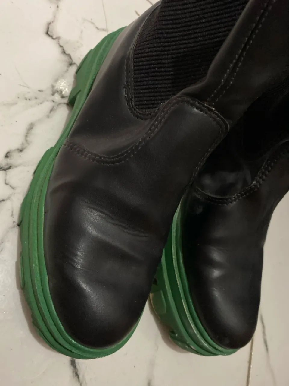 Botas Chelsea pretas com sola verde - Foto 3