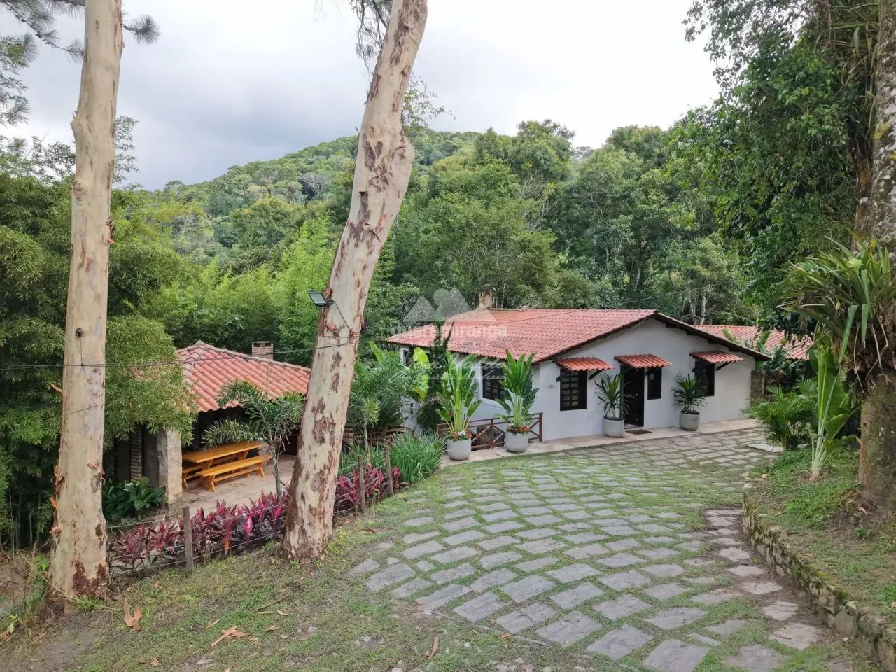 Chácara de 180m², com 0,24 ha de terreno, 05 suítes, deck e piscina com hidromas - Foto 2